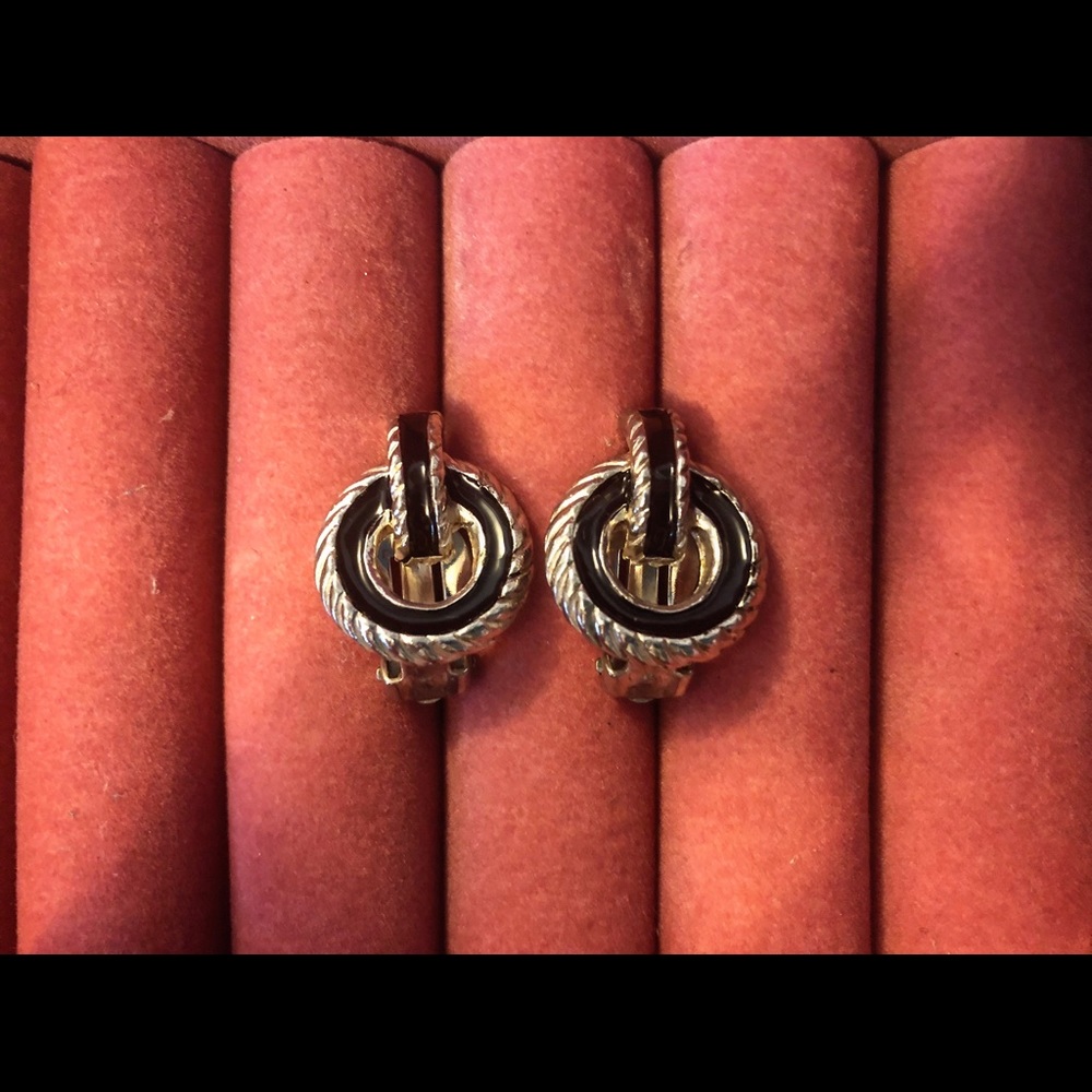 Knot Clip-on earrings with black and goldish tone